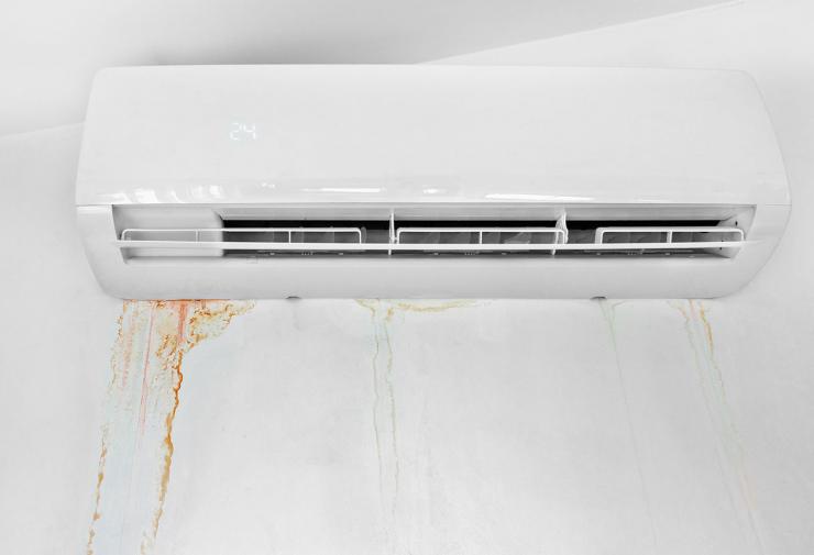 Un climatiseur qui fuit est souvent une situation stressante pour l’habitant du logement. En effet, une fuite d’eau entraîne toujours des dégâts plus ou moins importants dans une habitation. De plus, selon la nature du problème, cela peut réduire la production d’air frais pour refroidir un logement. Ce type de fuite peut être détecté sur un climatiseur split, sur une climatisation réversible (chauffage et climatisation avec la production d’air froid et d’air chaud), sur une pompe à chaleur air-air, sur un climatiseur mobile, etc. Plusieurs causes peuvent entraîner une fuite d’eau au niveau du système de climatisation et la plupart de ces problèmes peuvent être résolus rapidement. Pourquoi un climatiseur fuit-il ? Comment agir en cas de fuite ? Voici le guide pour savoir comment réagir face à une fuite d’eau provenant de son système de climatisation.