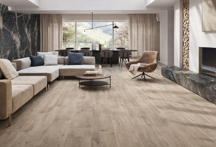 Salon moderne avec carrelage sol intérieur imitation bois grand format, mur en carrelage effet marbre noir et espace séjour lumineux ouvert sur salle à manger.